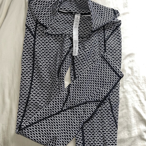 Lululemon leggings size 2 - Picture 2 of 6